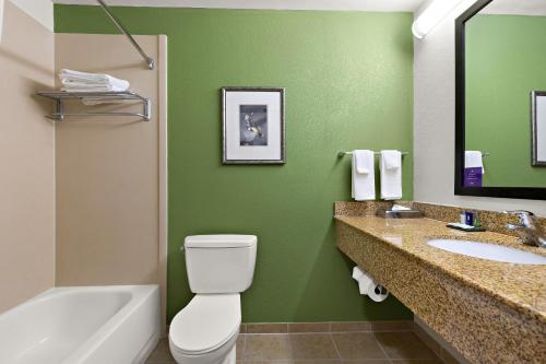 莫宁赛德Sleep Inn & Suites near Joint Base Andrews-Washington Area的绿色浴室设有卫生间和水槽