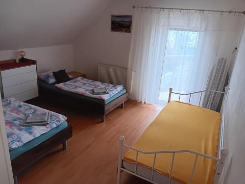 尼特拉Appartement in Nitra under the Zobor-Hill的客房设有两张床和窗户。