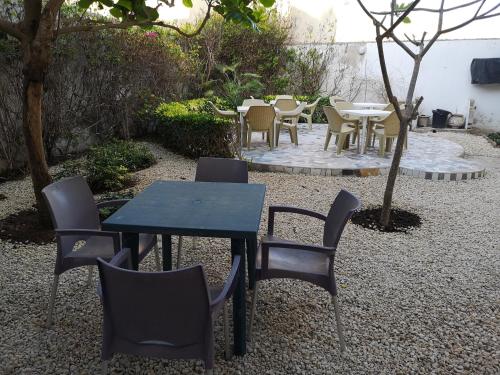 达喀尔Auberge Keur Diame的院子里的桌椅