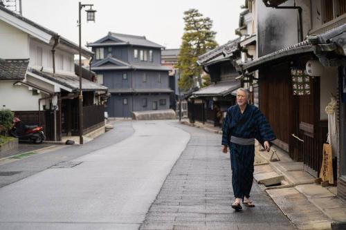 しぼり染めが体験できる古民家宿MADO的走在街上的老人