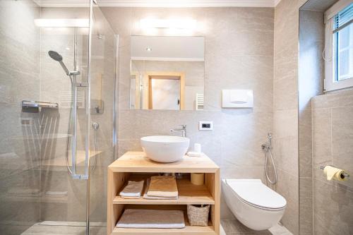 圣克里斯蒂娜奥林匹克别墅的一间带水槽、卫生间和淋浴的浴室