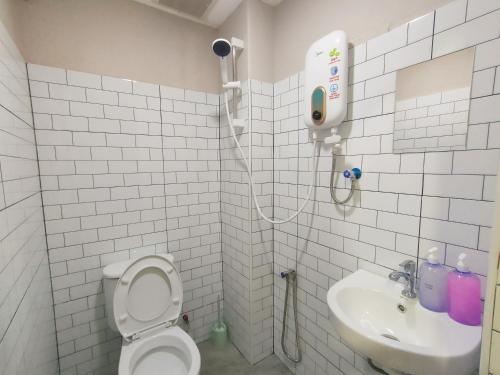 新山ₘₐcₒ ₕₒₘₑ【Private Room】@Stulang 【CIQ】【Mid Valley】的带淋浴、卫生间和盥洗盆的浴室