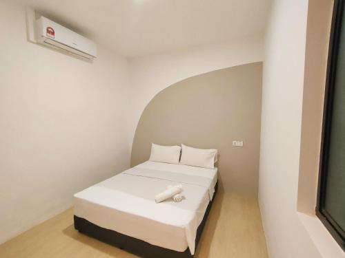 新山ₘₐcₒ ₕₒₘₑ【Private Room】@Stulang 【CIQ】【Mid Valley】的一间小卧室,房间内设有一张白色的床