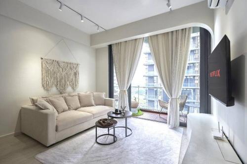 新山Zen Leisure House @mount austin tebrau Ikea的带沙发和大窗户的客厅