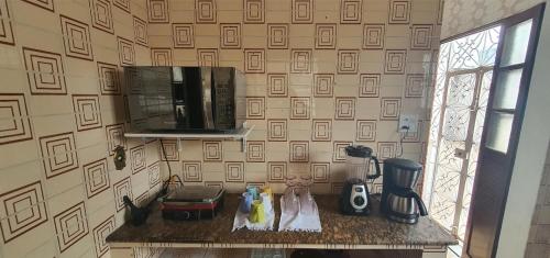 马瑙斯Casa 307的厨房配有带微波炉的台面