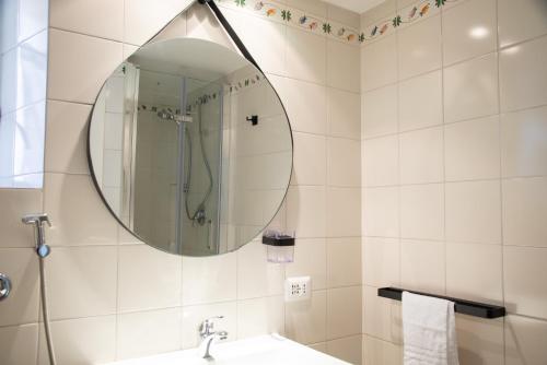 罗马Piazza Testaccio Home appartamento E 1 accogliente con vista piazza Testaccio的一间带镜子和水槽的浴室