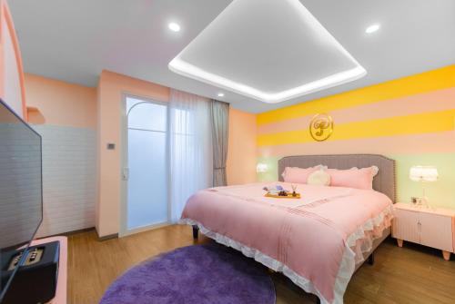 芽庄Pavillon Garden Hotel & Spa Nha Trang的一间带大床和电视的卧室