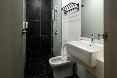 乔治市Penang KTHOME Beacon Executives suite的浴室配有白色卫生间和盥洗盆。