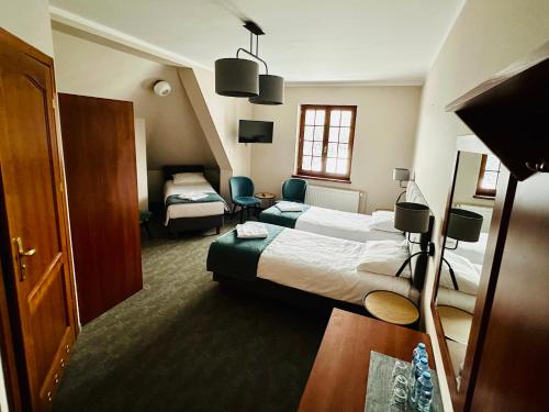 卡尔帕奇Apollo & SPA Karpacz的酒店客房,配有两张床和两把椅子