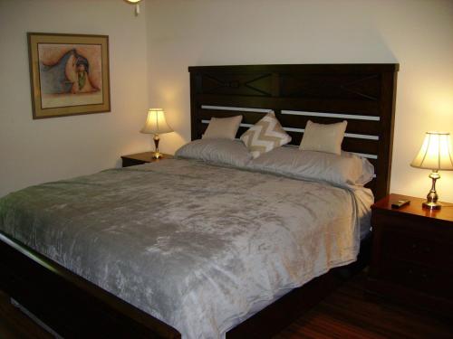 长滩Oakhaven的一间卧室配有一张大床和两盏灯