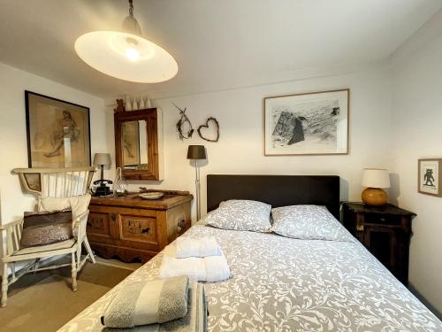 斯特拉斯堡Petit Nid的一间卧室配有一张床、一张桌子和一把椅子