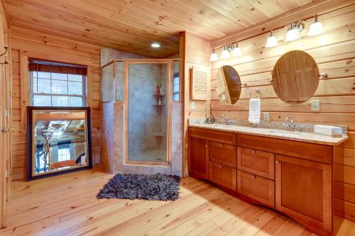 Mill SpringRiverfront Blue Ridge Cabin with Private Hot Tub的带淋浴和盥洗盆的浴室