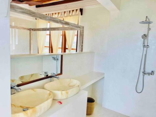 ShelaKilele House的带淋浴的浴室设有2个木制水槽