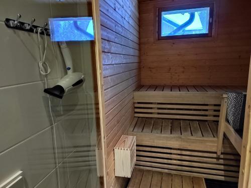 耶姆赛Villa IRIS 3, Himos的带淋浴和窗户的桑拿浴室