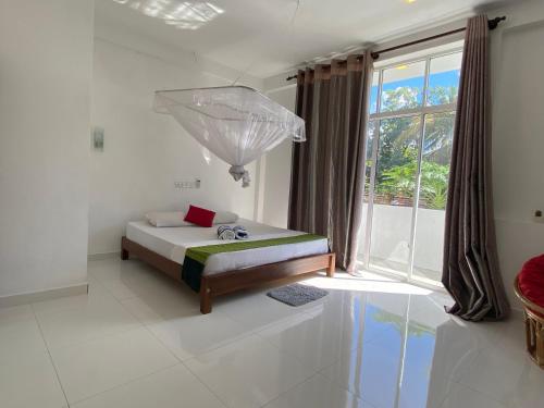 马特勒Manjari Villas Madiha的一间卧室配有一张床和一把雨伞