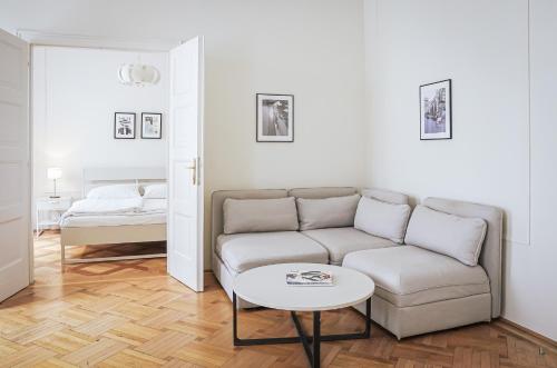 维也纳HeyMi Apartments Stephansdom的客厅配有沙发和桌子