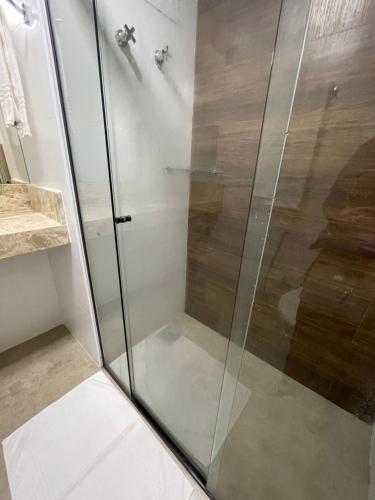 巴西利亚MIX APART Hotel的浴室里设有玻璃门淋浴