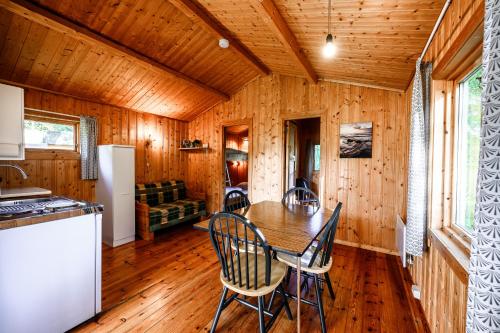 IsfjordenKorsbakken Camping的厨房以及带桌椅的用餐室。