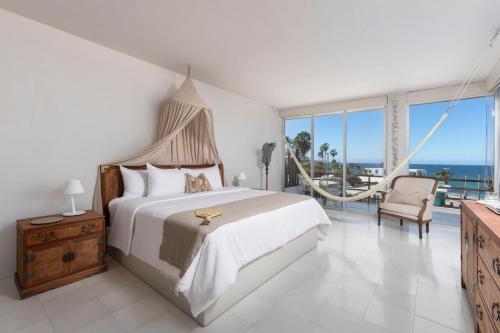 马萨特兰Hotel Boutique Casa Lulu的一间卧室设有一张床和一个海景阳台