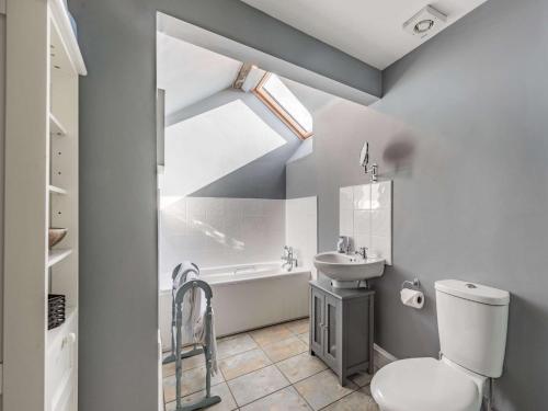 Llandybie2 bed property in Ammanford 87025的浴室配有卫生间、盥洗盆和浴缸。