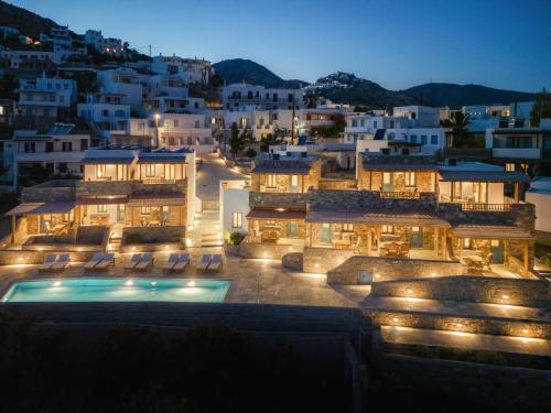 LivadakiaGalazio Suites, Serifos的享有带游泳池的大楼的夜间景致