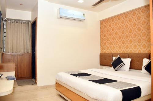 艾哈迈达巴德Hotel Bharosa inn Naroda的一间卧室设有一张床和一个窗口