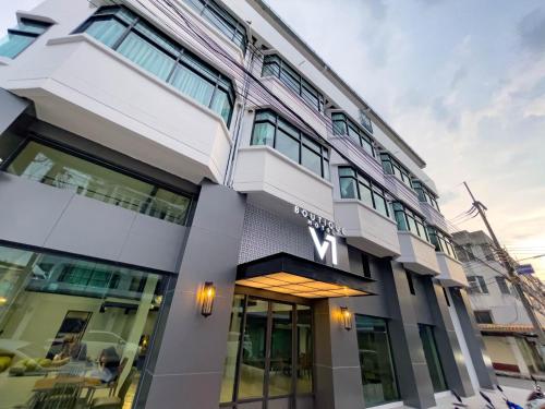 北碧V1 boutique hotel的前面有标志的建筑