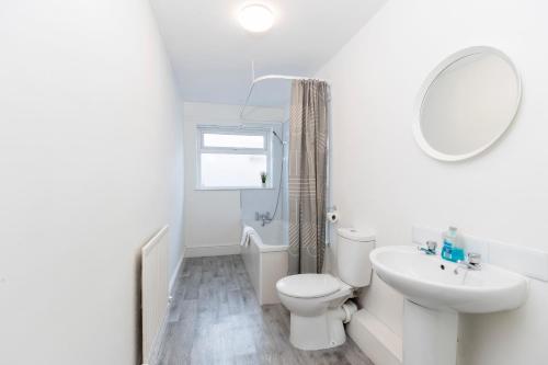 哈特尔普尔Bright House的白色的浴室设有卫生间和水槽。