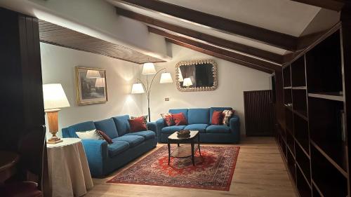 博洛尼亚罗马酒店的客厅配有蓝色的沙发和桌子