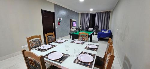 马林加Casa do Sonho, Piscina, Sinuca, Churrasqueira的餐桌、椅子和桌子