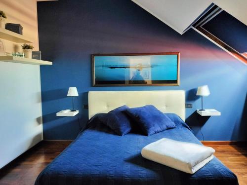 安科纳Mansarda DaSy的蓝色的卧室,配有一张蓝色墙壁的床