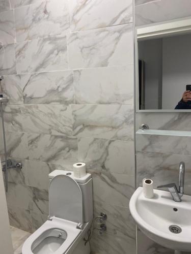 伊斯坦布尔yenikapı hotel的一间带卫生间、水槽和镜子的浴室