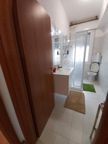 马格拉Appartamento Venezia的一间带卫生间、水槽和镜子的浴室