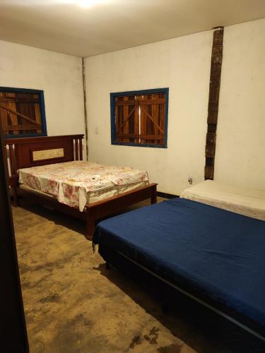雅博蒂卡图巴斯Sitio Cheiro Do Campo的带两张床和两个窗户的房间