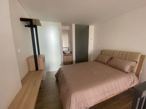 卡塔赫纳Moderno dúplex tipo loft 1BR的一间小卧室,卧室内配有一张床铺