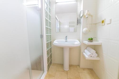 Aspe雅旅馆 的白色的浴室设有水槽和镜子