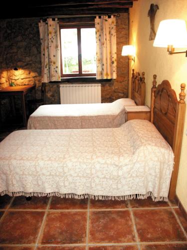 Ajangiz阿雷斯提耶塔酒店的一间卧室设有两张床和窗户。