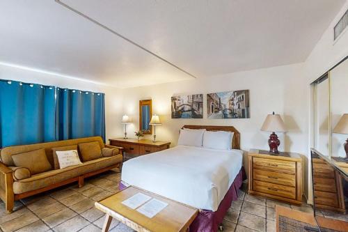 南帕诸岛Gulfview I #201的酒店客房,配有床和沙发