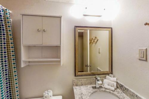 南帕诸岛Gulfview I #201的一间带水槽和镜子的浴室