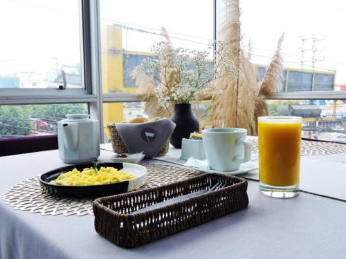 钦博特Hotel Viera Chimbote的一张桌子,上面放着一碗食物和一杯橙汁