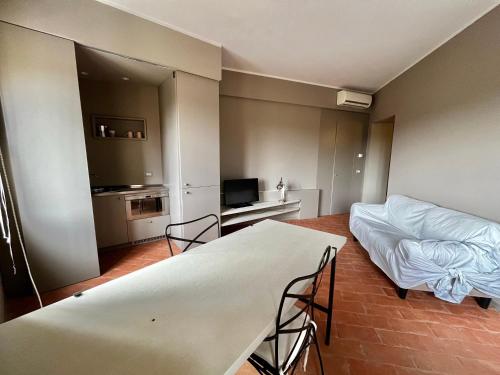 塞拉瓦莱Serravalle Castle Apartment的一间带床和电视的客厅