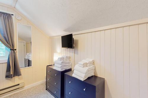 MontgomeryJay Peak Getaway on Trout River的一间房间,配有一堆毛巾和镜子