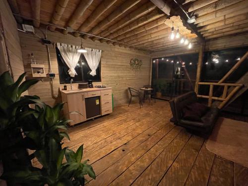 麦德林Bamboo Lodge, vista privilegiada a las montañas的铺有木地板的大型客厅和厨房