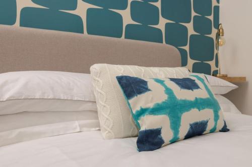 卡菲利82 Van Road的床上有蓝色和白色的枕头