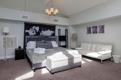 杰克逊维尔Jacksonville Newly Renovated Stylish 3BR Downtown的一间卧室配有一张床、一把椅子和一张沙发