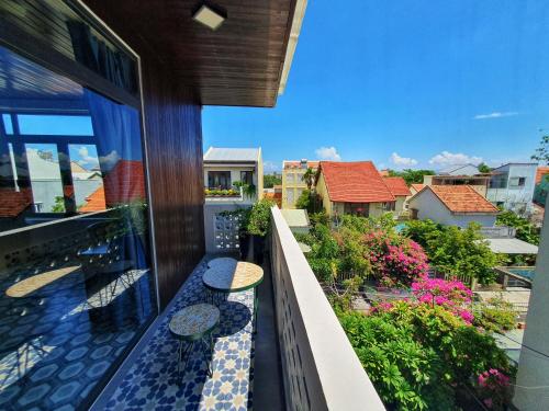 会安Villa De Pi's Hoi An的阳台设有长椅,享有城市美景。