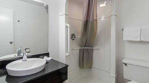 卡斯珀Studio 6 Casper WY的白色的浴室设有水槽和淋浴。