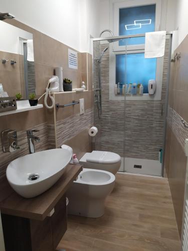 米兰San Siro Dream Home -Apartment with garage-Milano的浴室配有卫生间、盥洗盆和淋浴。