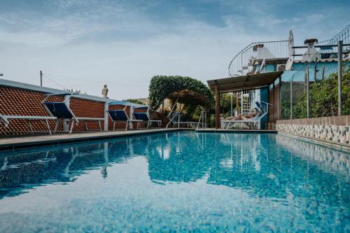伊斯基亚Hotel Casa Giuseppina的游轮上的大型游泳池