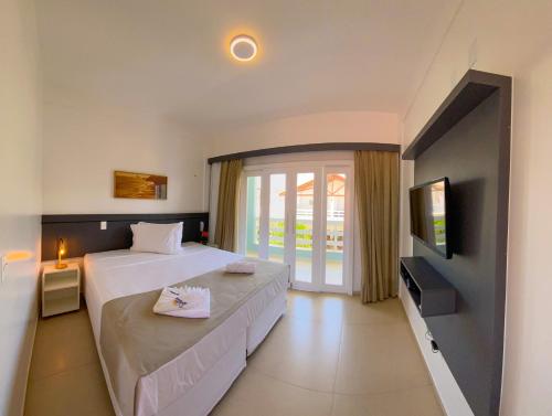 特赖里Pousada Diane的酒店客房设有两张床和电视。